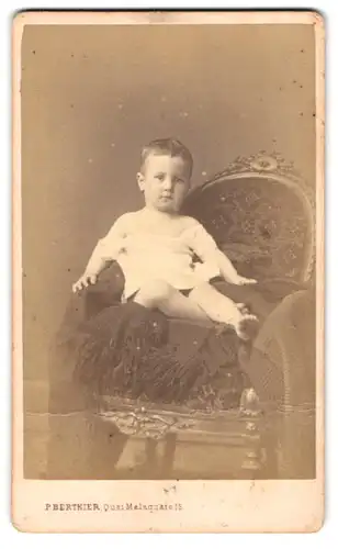 Fotografie P. Berthier, Paris, 15 Quai Malaquais, Knabe auf Sessel sitzend