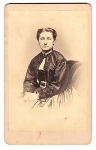 Fotografie C. Wolff, Neustrelitz, Schlossstr. 14, Portrait maskuline Dame im Biedermeierkleid