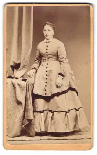 Fotografie C. W. Hensgen, Eisenach, Obere Querstrasse 78b, Portrait Hausfrau im modsichen Kleid