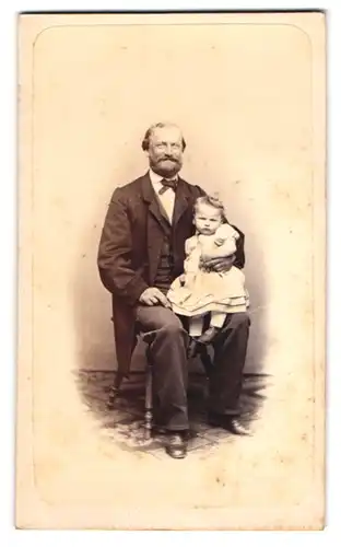 Fotografie Gustav Reiger, Augsburg, Spenglerstr. 94, glücklicher Vater mit Vollbart & kleiner Tochter auf dem Schoss