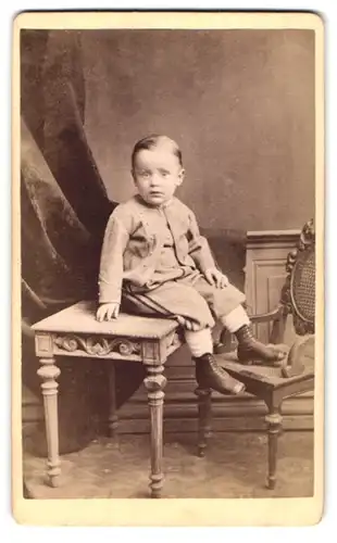 Fotografie J. G. Gattineau, Würzburg, Neue Bahnhofstr. 3, Knabe auf Tisch sitzend