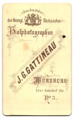 Fotografie J. G. Gattineau, Würzburg, Neue Bahnhofstr. 3, Knabe auf Tisch sitzend