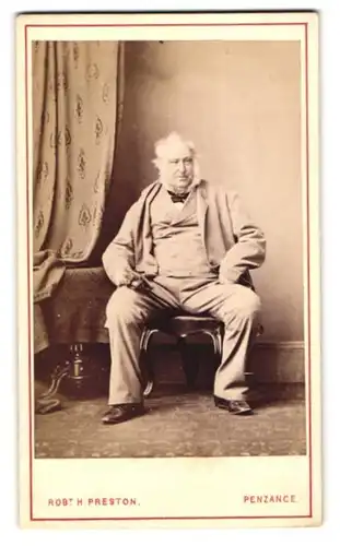Fotografie Robert H. Preston, Penzance, betagter Gentleman mit Backenbart im Anzug