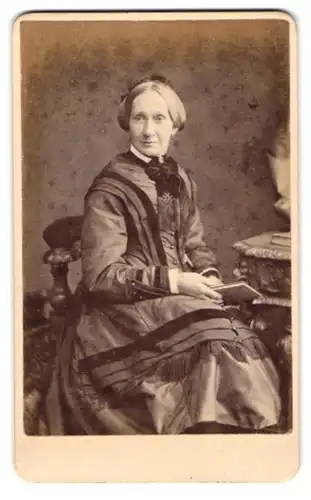 Fotografie J. L. Turner, Barnsbury, 10 Barnsbury Park, betagte Lady mit Buch im Sonntagskleid