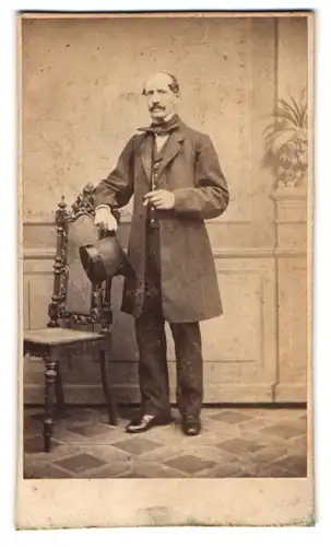 Fotografie unbekannter Fotograf und Ort, eleganter Gentleman im Anzug mit Zylinder - Hut