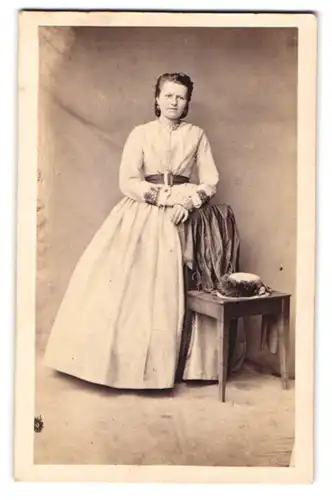 Fotografie unbekannter Fotograf und Ort, Hausfrau trägt helles Kleid im Foto-Atelier