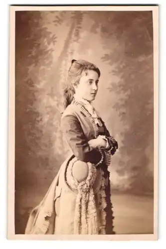 Fotografie E. Biegner & Comp., Guben, Wilhelmsplatz 9, Portrait hübsche junge Dame mit Hut vor Studiokulisse