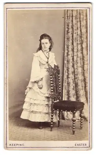 Fotografie C. Keeping, Exeter, junge Engländerin trägt weisses Kleid und Halskette