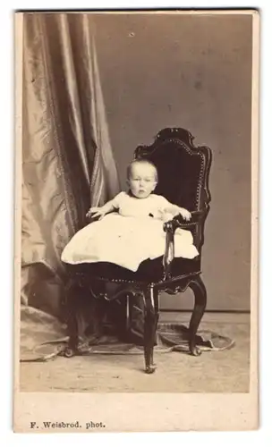 Fotografie F. Weisbrod, Frankfurt / Main, Bleichstrasse 70, Baby im Taufkleid auf Sessel sitzend