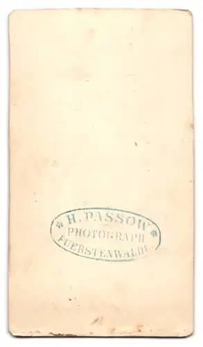 Fotografie H. Passow, Fuerstenwalde, Kleinkind mit Latz & Handtasche im schwarzen Kleidchen