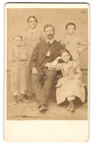 Fotografie J. G. Gattineau & Sohn, Coburg, Vater mit seinen Söhnen im gestreiften Anzug & Tochter mit Halskette