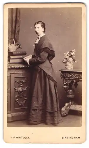 Fotografie H. J. Whitlock, Birmingham, 11 New Street, Hausfrau im schwarzen Sonntagsstaat