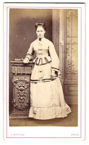 Fotografie S. Whiting, Chesterfield, Vicar Lane, junge Dame im Kleid mit eng geschnürtem Mieder