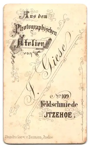 Fotografie Atelier Giese, Itzehoe, Feldschmiede 109, junge Dame im weiten Kleid auf Stuhl sitzend