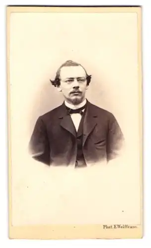 Fotografie E. Wolffram, Bremen, Fedelhören 8, Portrait Herr mit Brille im eleganten Anzug