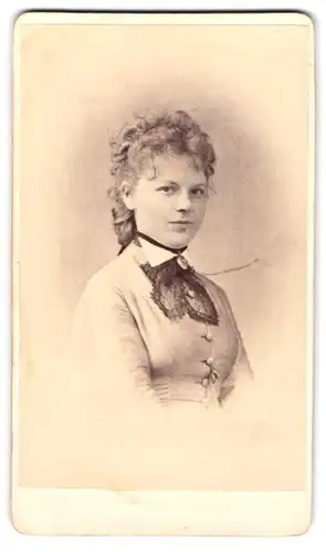 Fotografie Theodor Huth, Frankfurt / Main, Bleichstr. 66, Portrait junge Dame mit Brosche & Halstuch