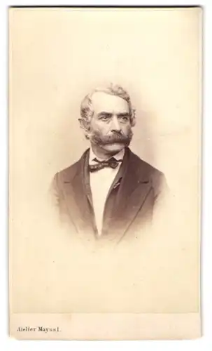 Fotografie Prof. Mayssl, Brünn, Portrait betagter Herrr mit Schnauzbart im Anzug