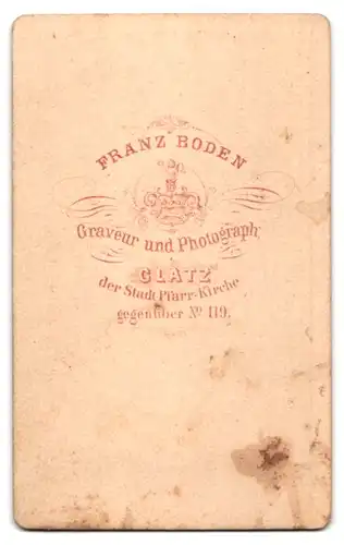 Fotografie Franz Boden, Glatz, Dame im Sonntagskleid mit Fotoalbum in der Hand
