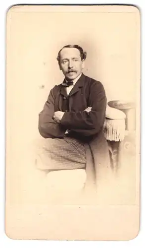 Fotografie H. Richter & Co., Dresden, Portrait Herr im Frack mit karierter Hose