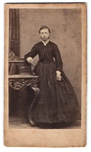 Fotografie C. Koch, Magdeburg, Kl. Schulstrasse 6, junge Dame im dunklen Sonntagsstaat