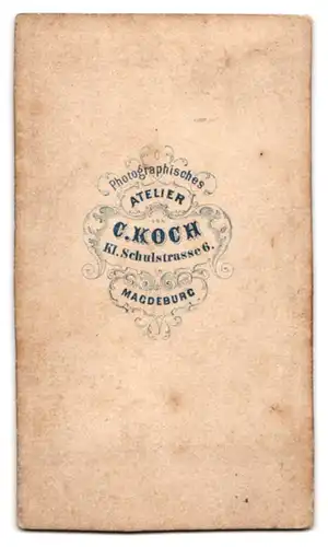 Fotografie C. Koch, Magdeburg, Kl. Schulstrasse 6, junge Dame im dunklen Sonntagsstaat