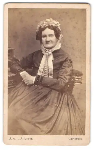 Fotografie J. & L. Allgeyer, Carlsruhe, Lange Strasse No. 233, Portrait betagte Dame mit Haube im Sonntagskleid