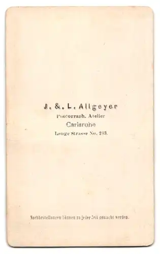 Fotografie J. & L. Allgeyer, Carlsruhe, Lange Strasse No. 233, Portrait betagte Dame mit Haube im Sonntagskleid