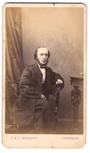Fotografie T. & J. Holroyd, Harrogate, Portrait Herr mit Halbglatze & Backenbart im Anzug