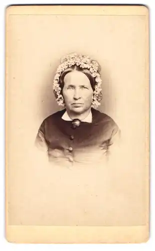 Fotografie Th. Wode, Giessen, Portrait betagte Dame mit Haube