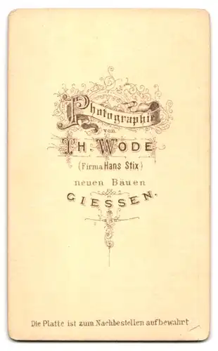 Fotografie Th. Wode, Giessen, Portrait betagte Dame mit Haube