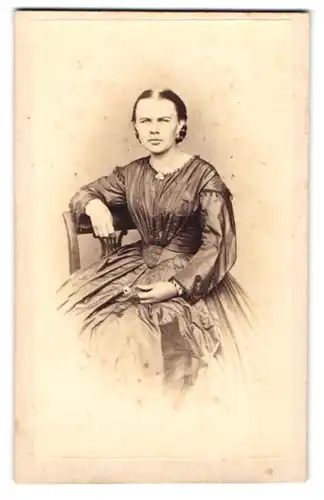 Fotografie unbekannter Fotograf und Ort, Portrait junge Dame im Biedermeierkleid auf Stuhl sitzend