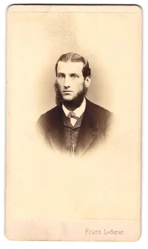 Fotografie Franz Lederer, Wien, Hundsthurmstrasse 22, Portrait Herr mit backenbart im Anzug