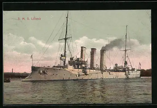 AK Kriegsschiff SMS Lübeck heizt die Kessel an