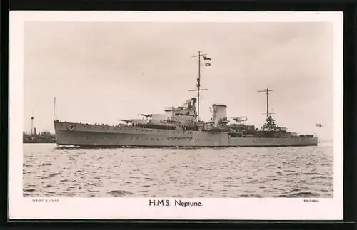 AK Britisches Kriegsschiff HMS Neptune mit Mannschaftsparade an Deck