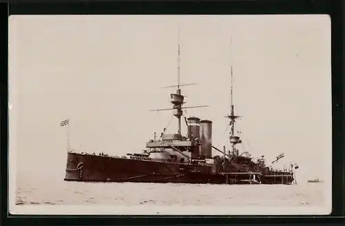 AK Britisches Kriegsschiff HMS Commonwealth in der Bugansicht