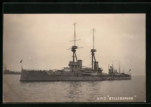 AK Britisches Kriegsschiff HMS Bellerophon im Geschwader unterwegs