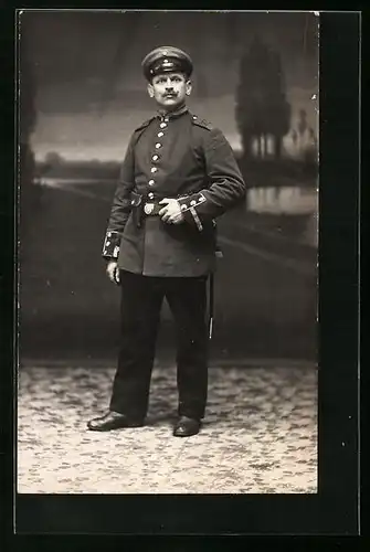 Foto-AK Soldat in Uniform mit Pistolentasche