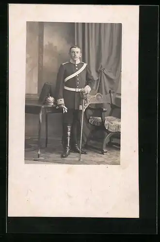 Foto-AK Soldat in Uniform mit Paradepickelhaube