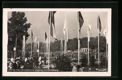 AK Leipzig-Markkleeberg, Gartenbau-Ausstellung, Besucher in der Ausstellung mit wehenden Fahnen