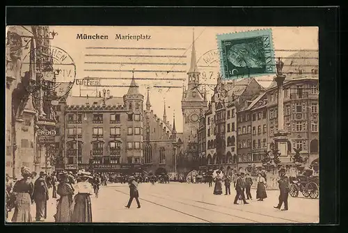 AK München, Marienplatz mit Passanten