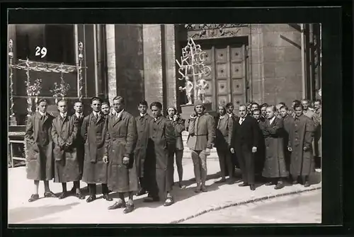 Foto-AK München, Grundsteinlegung der Studienhalle 1928, Deutsches Museum, Junge Männer in zu grossen Mänteln