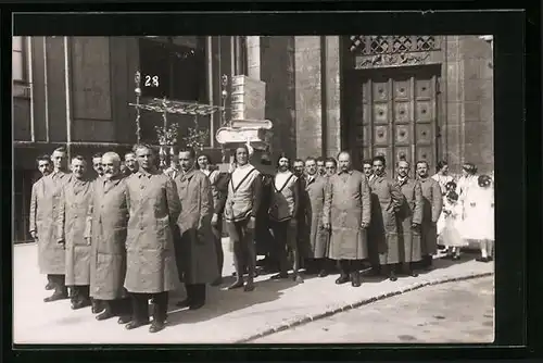 Foto-AK München, Grundsteinlegung der Studienhalle 1928, Deutsches Museum, Buchdrucker im Festzug