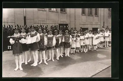 Foto-AK München, Grundsteinlegung der Studienhalle 1928, Deutsches Museum, Kindergruppe aus dem Festzug