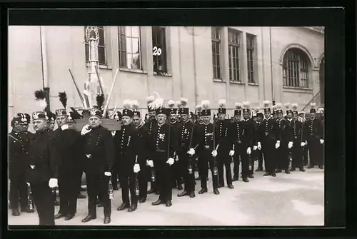 Foto-AK München, Grundsteinlegung der Studienhalle 1928, Deutsches Museum, Bergmänner im Festzug