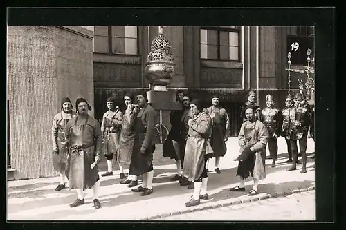 Foto-AK München, Grundsteinlegung der Studienhalle 1928, Deutsches Museum, Kunstschmiede im Festzug