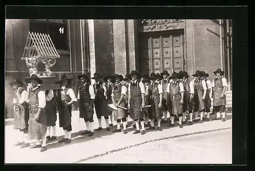 Foto-AK München, Grundsteinlegung der Studienhalle 1928, Deutsches Museum, Zimmermänner /Dachbauer im Festzug