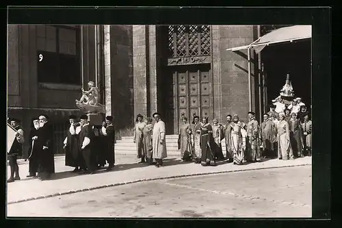 Foto-AK München, Grundsteinlegung der Studienhalle 1928, Deutsches Museum, Gruppe des Festzuges