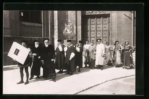 Foto-AK München, Grundsteinlegung der Studienhalle 1928, Deutsches Museum, Gruppe im Festzug