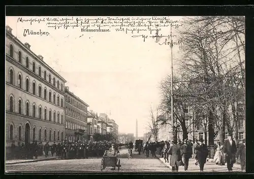 AK München, Briennerstrasse mit Soldatenparade