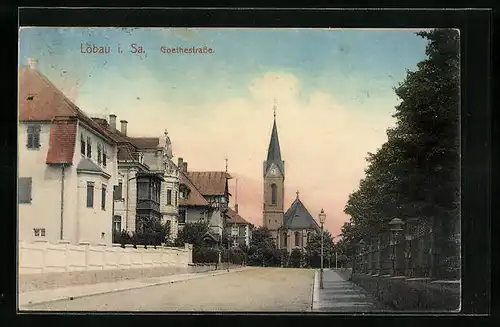 AK Löbau i. Sa., Goethestrasse mit Blick zur Kirche